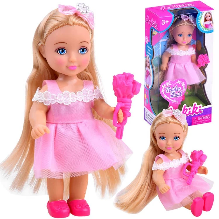 Szőke hajú 12 cm-es játékbaba csokorral, rózsaszín ruhában