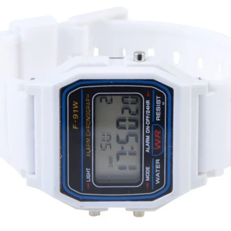 elektronikus kijelzővel ellátott gyermek karóra fehér színben