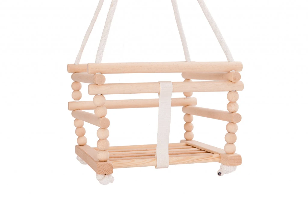 Klasszikus fa babahinta háttámlával – fehér kötéllel