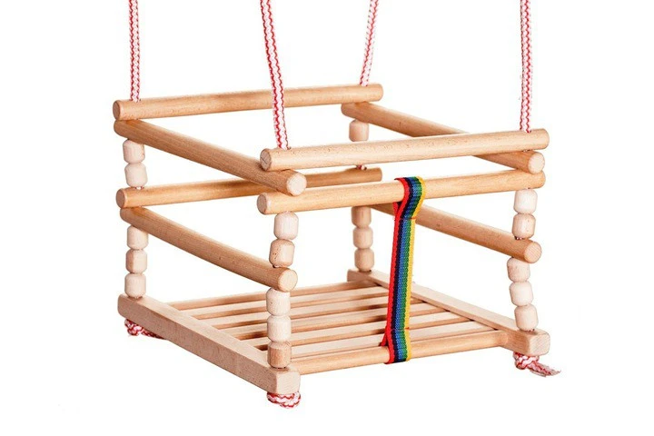 Klasszikus fa hinta háttámlával és piros kötéllel