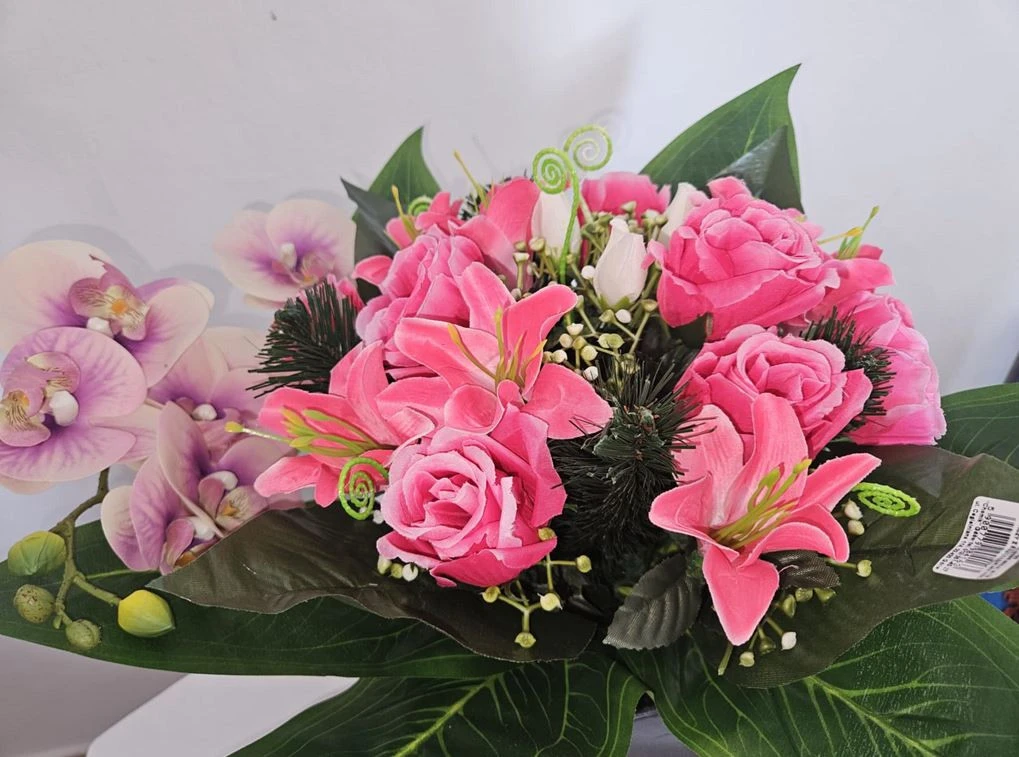 Lila orchidea és rózsaszín rózsa csokor tálban – 50 x 30 cm